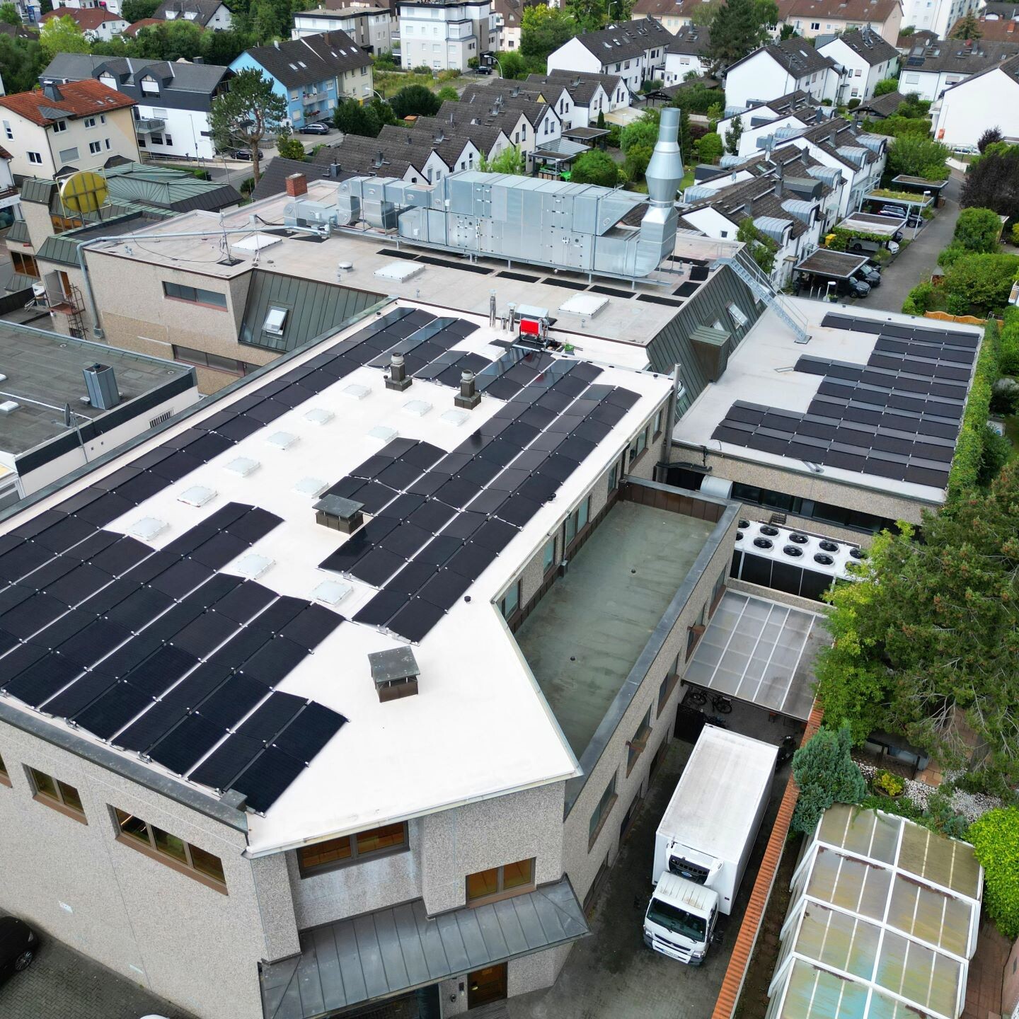 Photovoltaik-System auf dem Flachdach eines Gewerbekunden